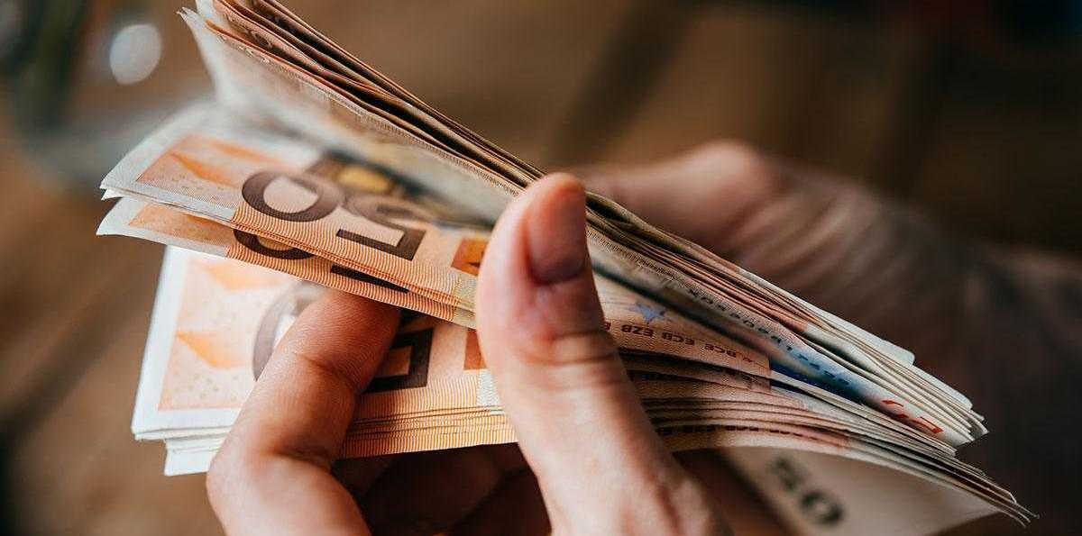 Bie serish Euro, kursi i afrohet niveleve me te uleta ne 15 vjet
